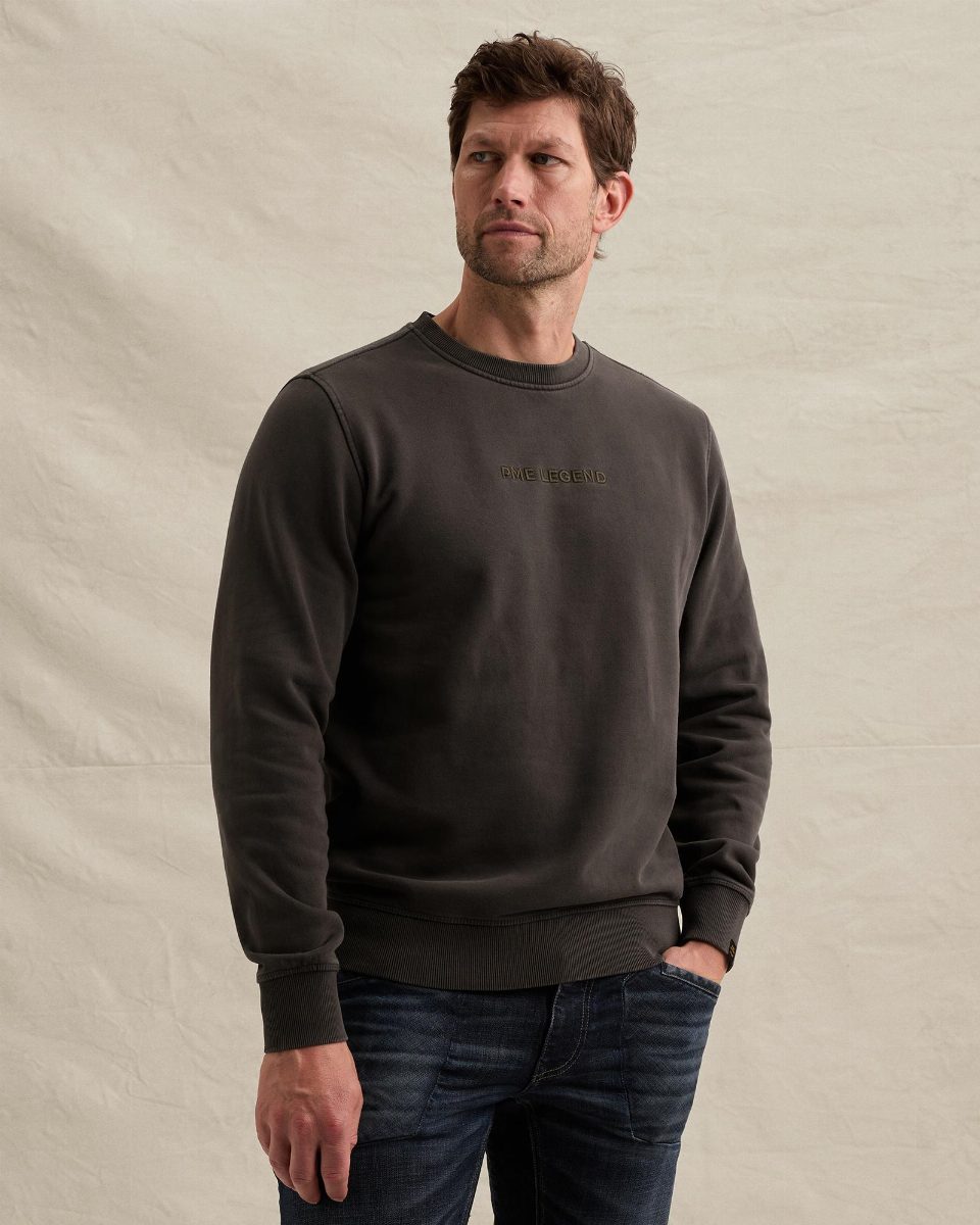 Sweatshirt met garment-dye wassing en logo op de borst – obsidian