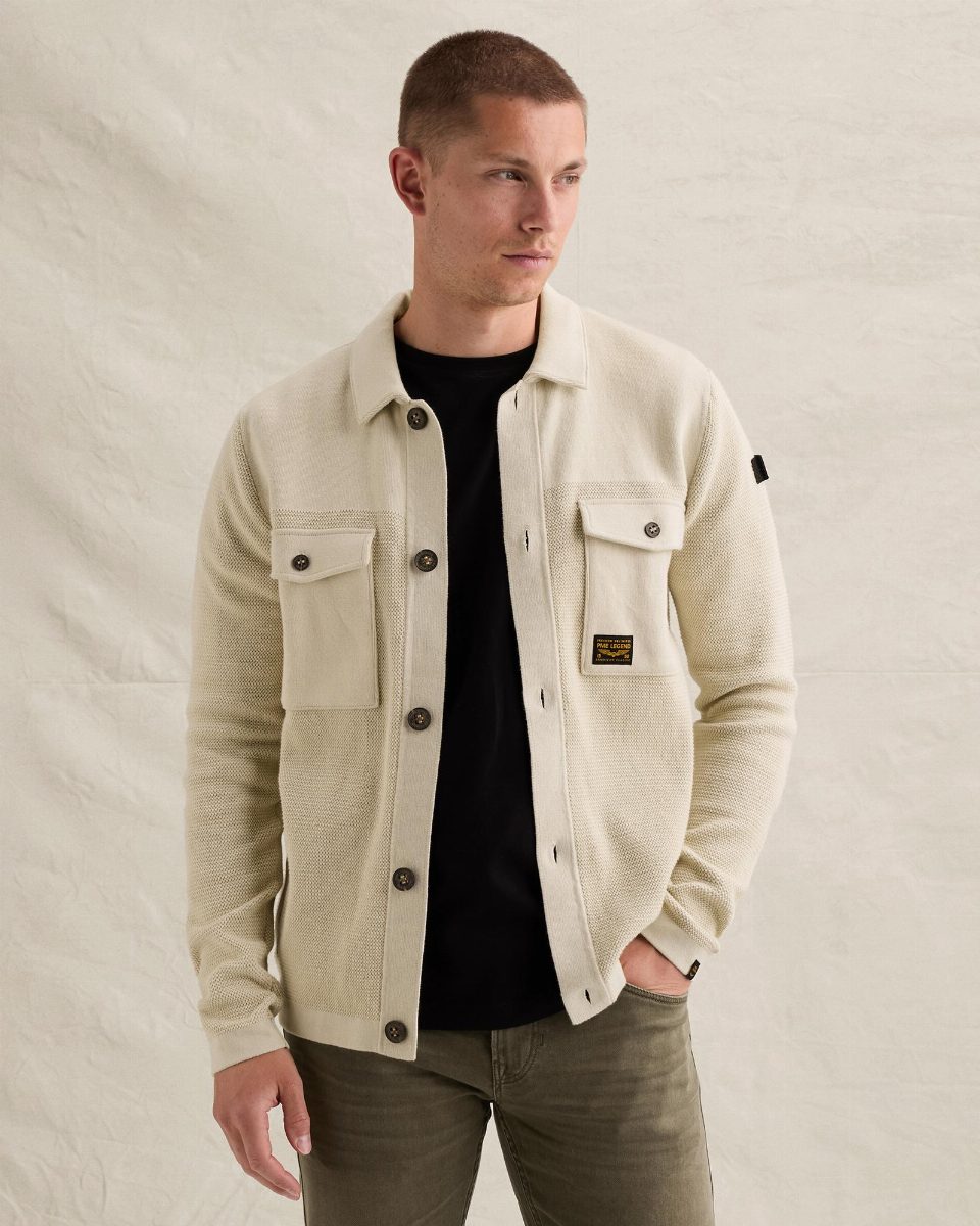 Gebreid vest met verschillende structuren en knoopsluiting – bone white